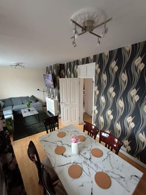 Spacious 3 Bed Flat Opp Springfield Park, Hackney. Apartament