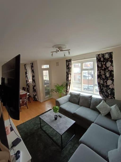 Apartament Spacious 3 Bed Flat Opp Springfield Park, Hackney. *