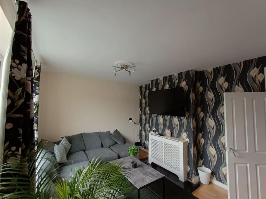 Spacious 3 Bed Flat Opp Springfield Park, Hackney. * Londra