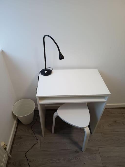 Spacious 3 Bed Flat Opp Springfield Park, Hackney. Londra