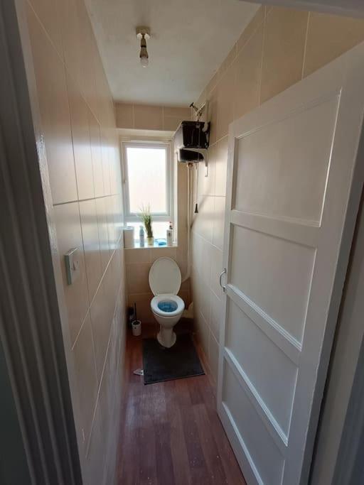 Spacious 3 Bed Flat Opp Springfield Park, Hackney. * Londra
