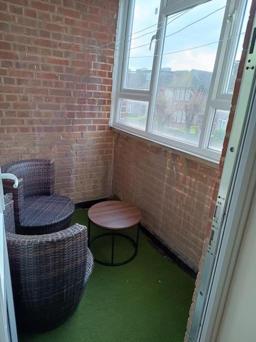 Spacious 3 Bed Flat Opp Springfield Park, Hackney. Apartament