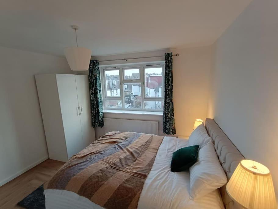 Spacious 3 Bed Flat Opp Springfield Park, Hackney. Apartament Londra