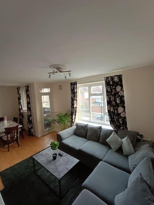 Spacious 3 Bed Flat Opp Springfield Park, Hackney. Londra