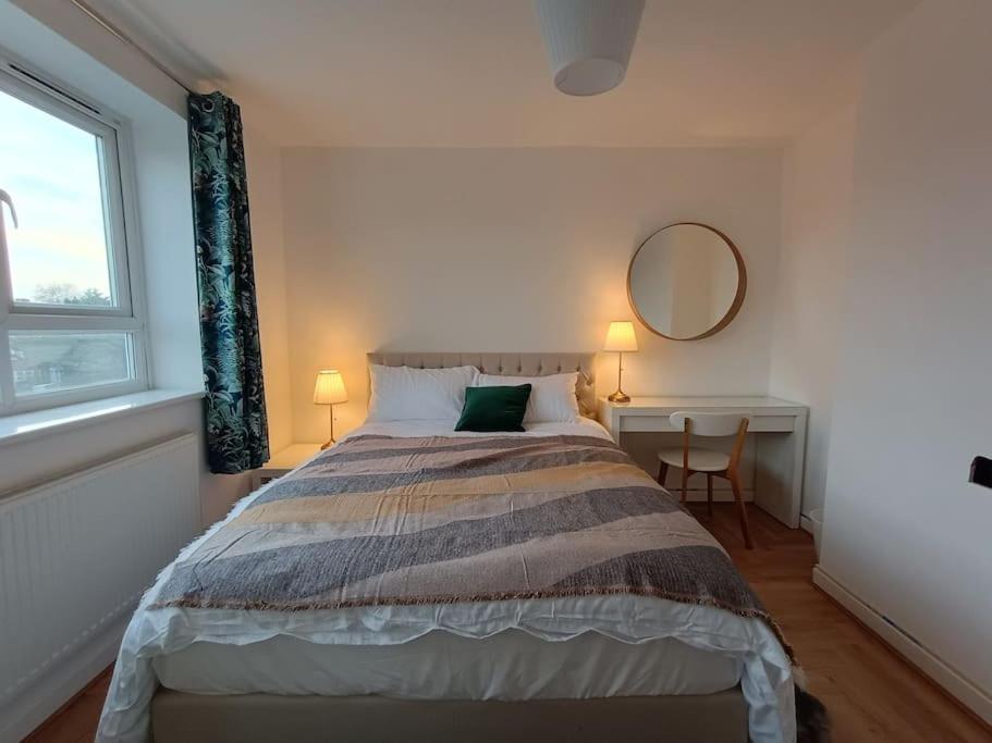 Spacious 3 Bed Flat Opp Springfield Park, Hackney. * Londra