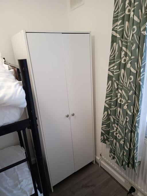 Spacious 3 Bed Flat Opp Springfield Park, Hackney. Apartament