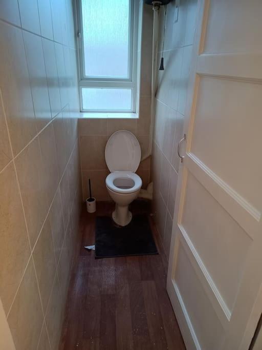 Spacious 3 Bed Flat Opp Springfield Park, Hackney. Apartament